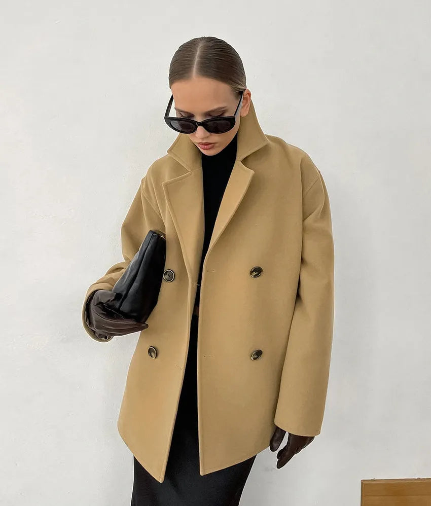 Elegante bruine dames mantel, halflang model met chique dubbelrij sluiting, tijdloze mode.