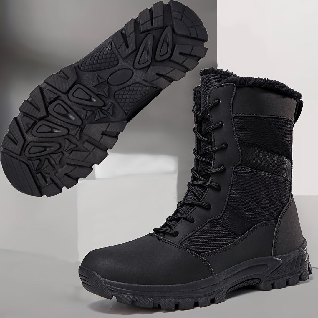 Paar warme, waterdichte heren winterlaarzen, perfect als regenlaarzen en wandelschoenen voor de koude wintermaanden.