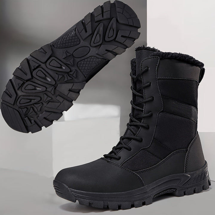 Paar warme, waterdichte heren winterlaarzen, perfect als regenlaarzen en wandelschoenen voor de koude wintermaanden.