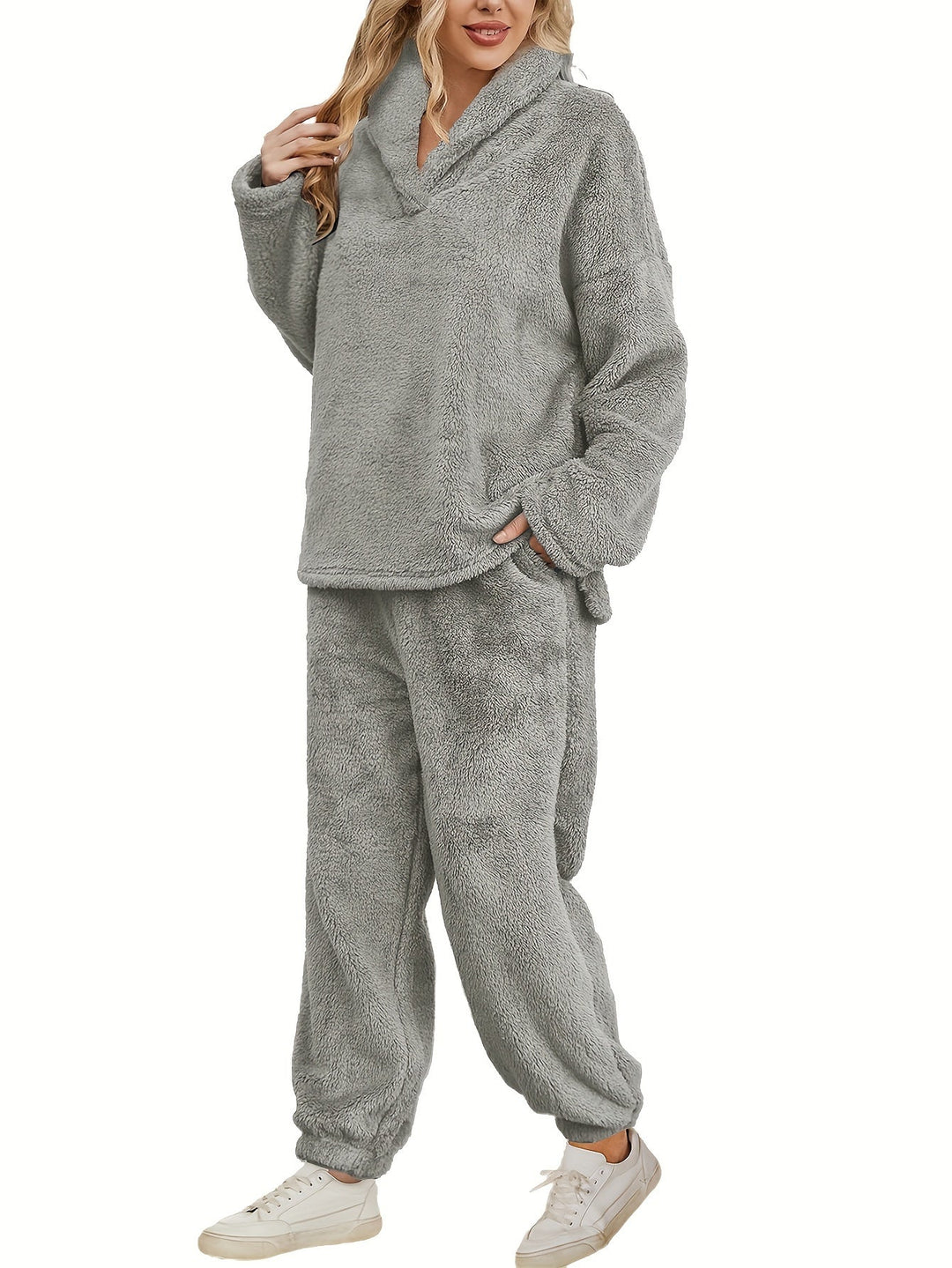 Dames Fenna loungewear set van warm coral fleece. Zachte hoodie en broek voor ultiem wintercomfort.