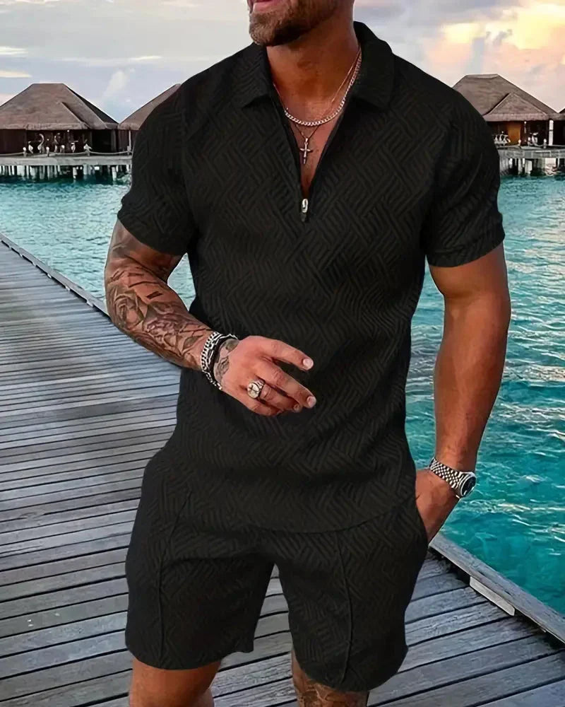 Sportieve heren zomerset van polyester, bestaande uit een ritskraag poloshirt en comfortabele shorts.