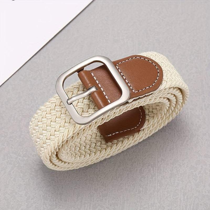 Bruine unisex gevlochten riem gedragen, toont flexibiliteit en stijl voor heren en dames.