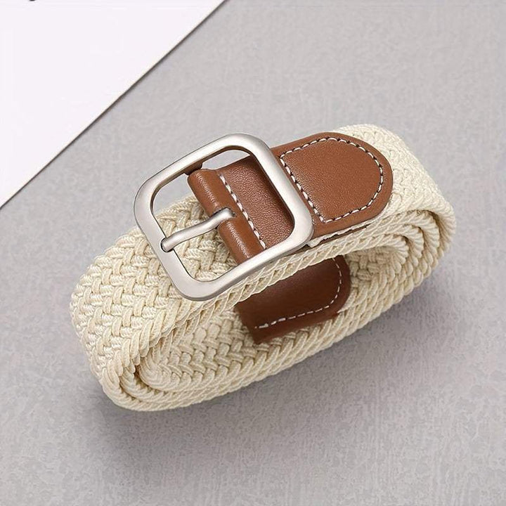 Bruine unisex gevlochten riem gedragen, toont flexibiliteit en stijl voor heren en dames.