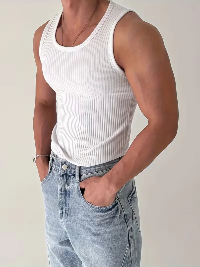 Witte slimfit heren tanktop, ademend en mouwloos. Geschikt voor fitness, hardlopen en intensieve workouts.
