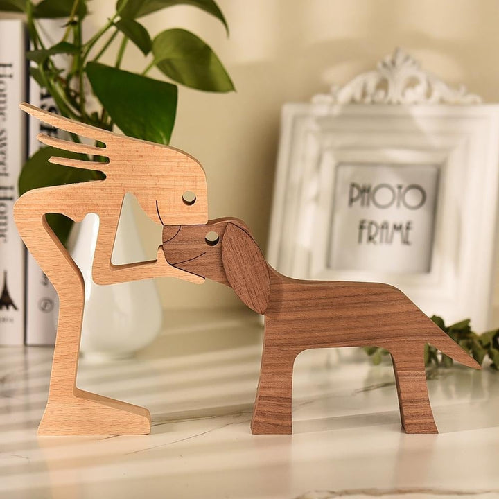 Hartverwarmende houten sculptuur die de liefdevolle band tussen mens en hond uitbeeldt, uniek handgemaakt kunstwerk.