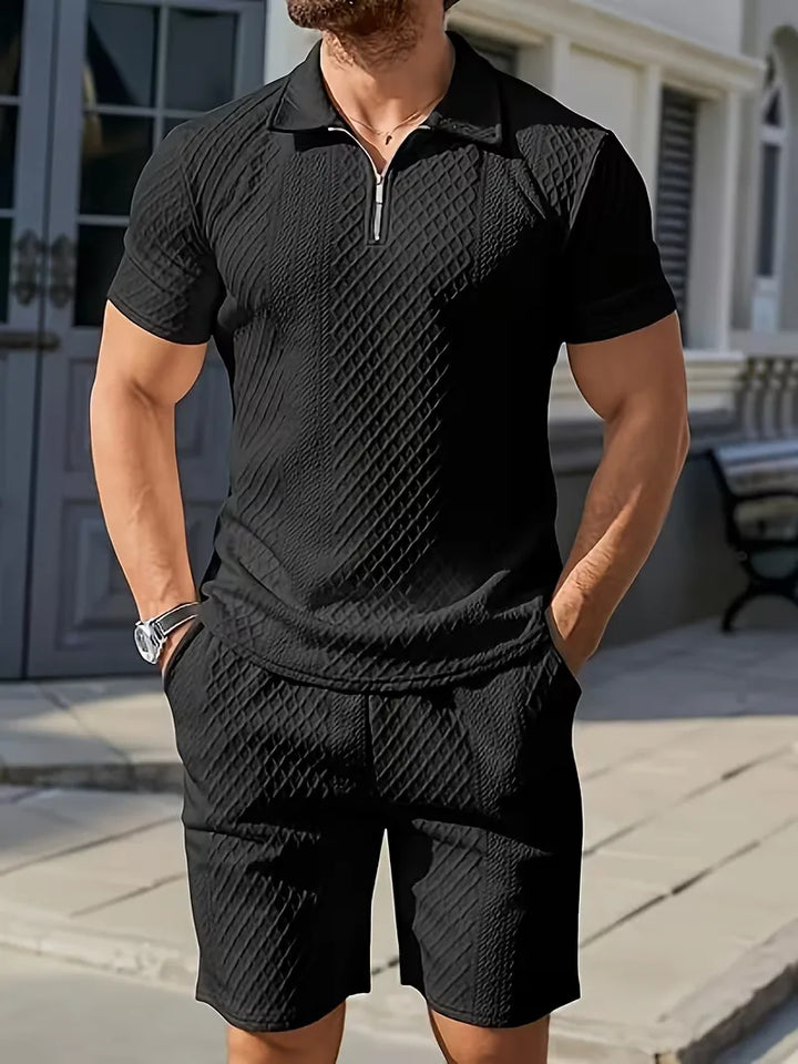 Heren zomer kledingset: casual poloshirt met rits & comfortabele shorts voor vrijetijd.