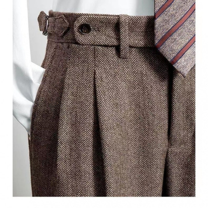 Model draagt comfortabele heren tweedbroek; stijlvolle pasvorm, ideaal voor herfstmode en casual herenmode.