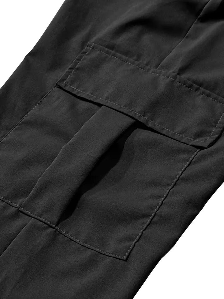 Veelzijdige heren taps toelopende cargo broek met elastische boorden. Geschikt als casual, outdoor of jogger broek.