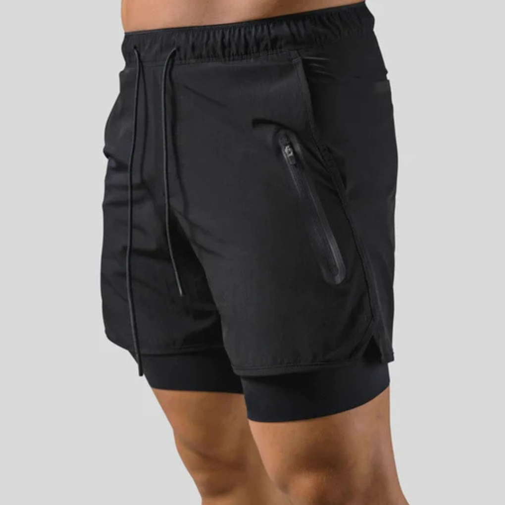 Man draagt heren 2-in-1 sportbroek tijdens workout, toont flexibiliteit en comfort voor fitness.