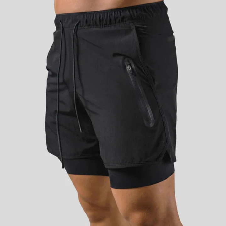 Man draagt heren 2-in-1 sportbroek tijdens workout, toont flexibiliteit en comfort voor fitness.
