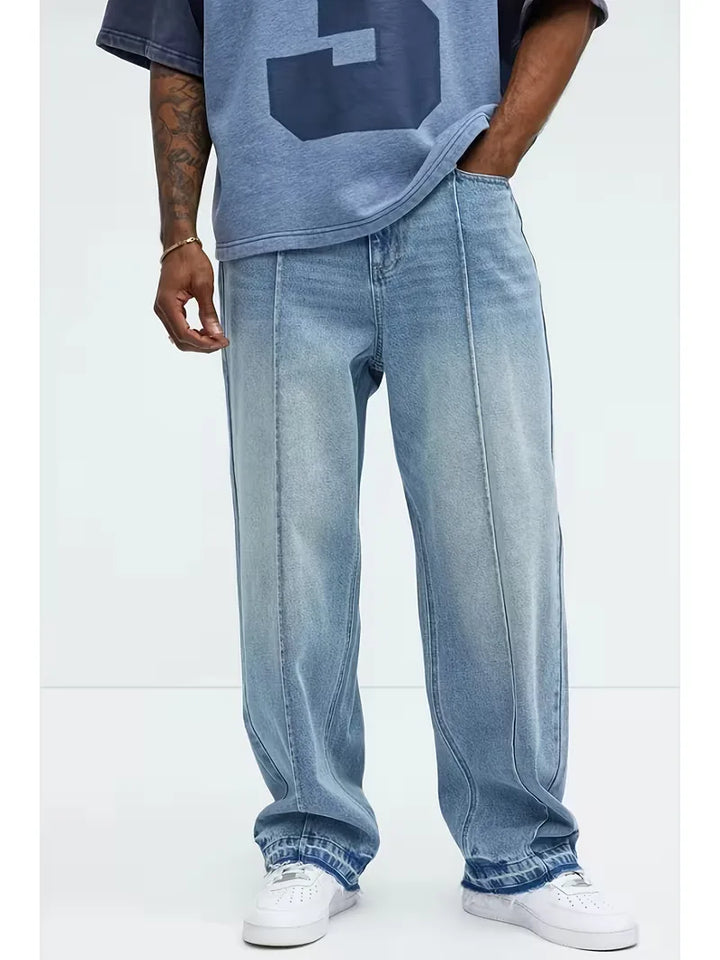 Lichtblauwe heren jeans met wijde pijpen. Comfortabele loose fit broek voor een trendy, casual uitstraling.