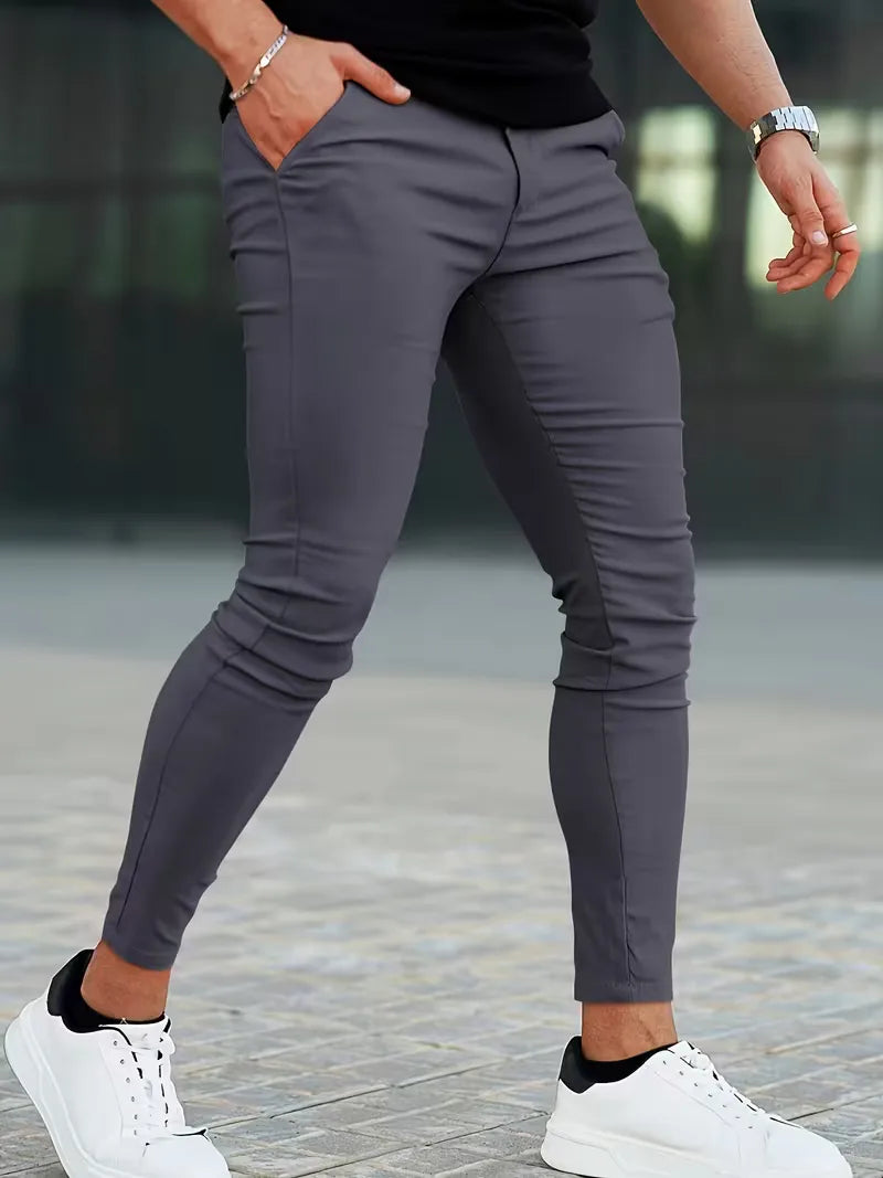 Donkergrijze heren broek, type skinny chino, ideaal voor een eigentijdse smart casual look.