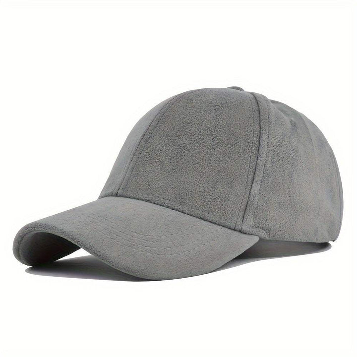 Modebewuste persoon draagt een tijdloze suède pet, perfect voor een verfijnde look.