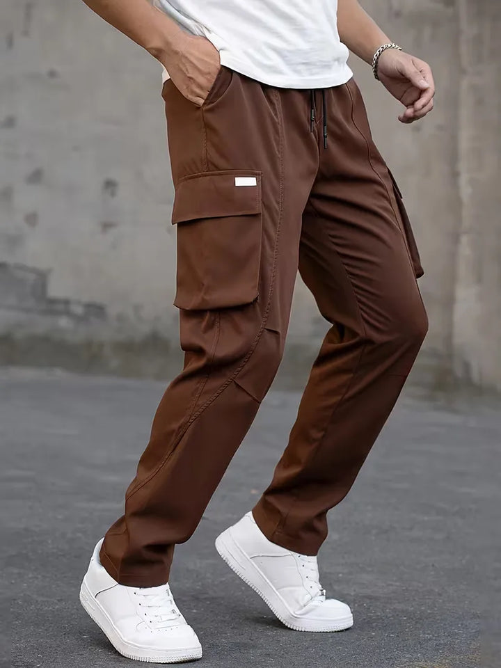 Zwarte heren cargo broek met elastische tailleband, ideaal voor casual streetwear en comfort.