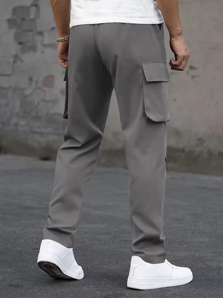 Stijlvolle zwarte heren cargo broek, casual, comfortabel met elastische band.