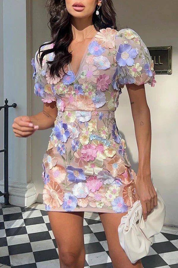 Zomerse pastel bloemen mini jurk met pofmouwen, perfect als casual of strandjurk voor vrouwen.