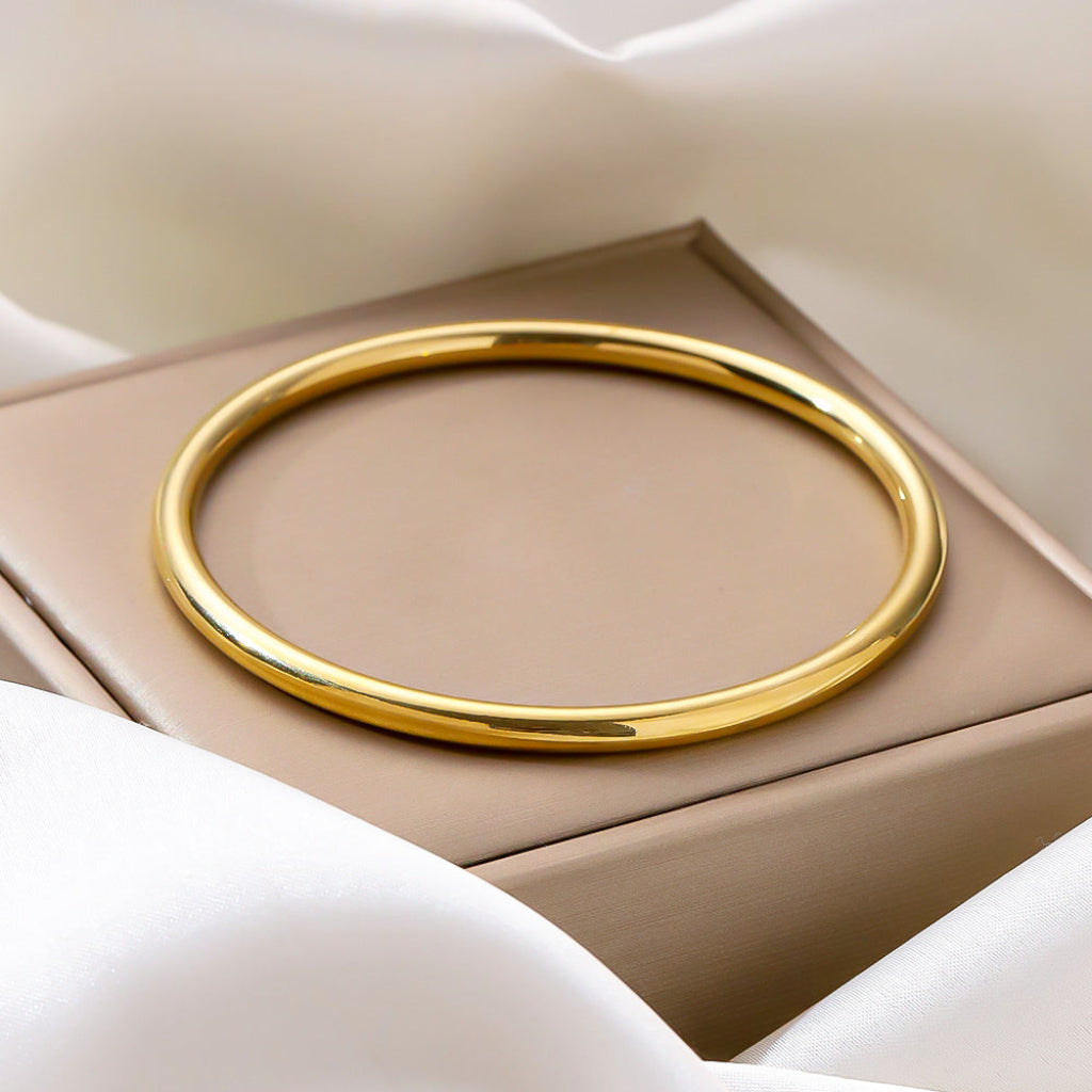 Staalkleurige damesarmband, minimalistisch design. Glanzend roestvrij staal polsieraad, tijdloos accessoire.