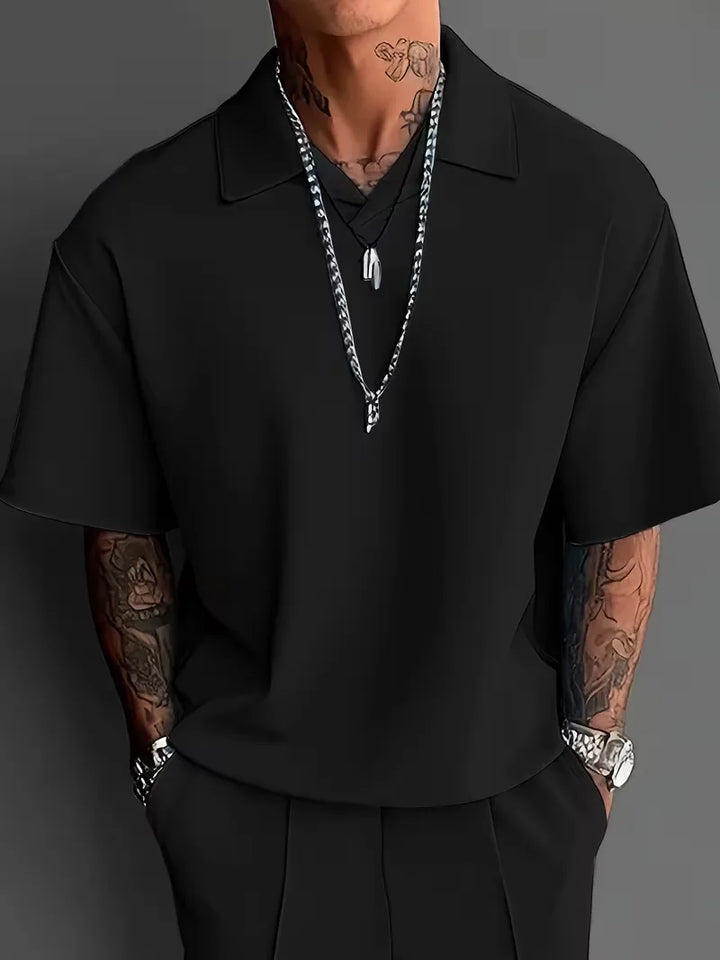 Tweedelig herenpak: smart-casual korte mouwen polo en rechte broek, geschikt voor diverse events.