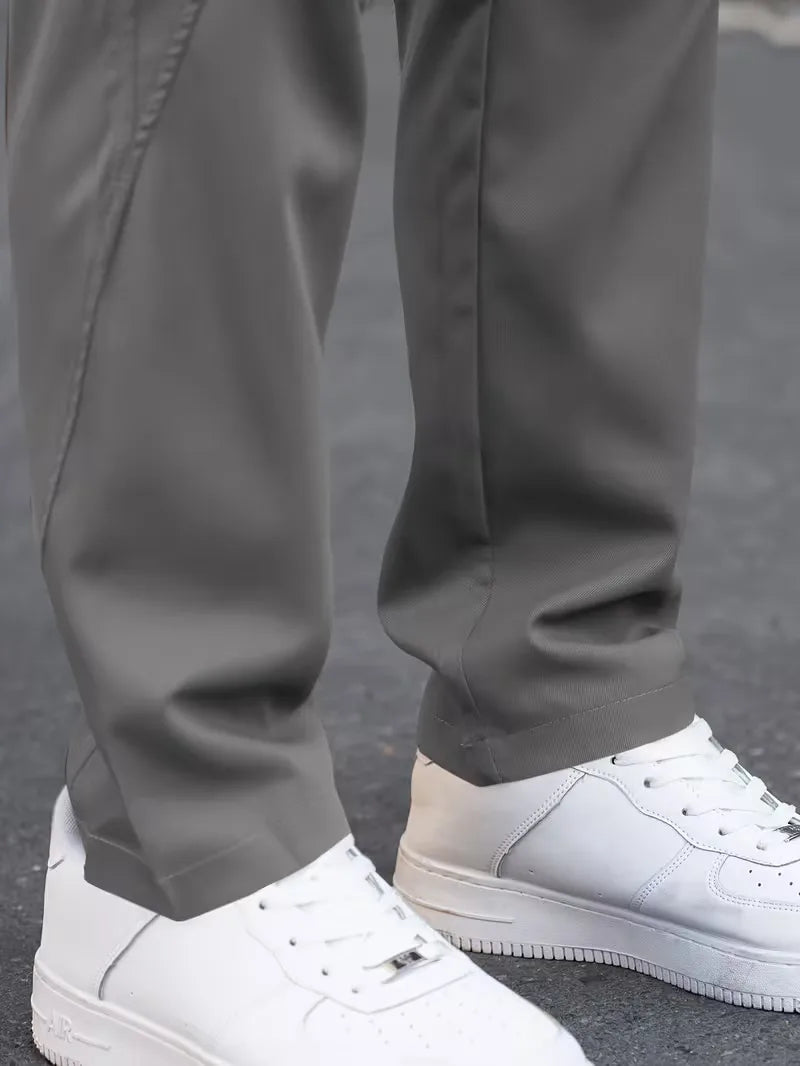 Zwarte heren cargo broek, elastische tailleband, comfortabel en geschikt voor lente.