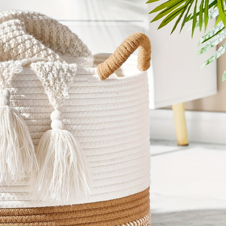 Boho katoenen opbergmand gevuld met zachte dekens, een warme en decoratieve toevoeging aan elke woonruimte.