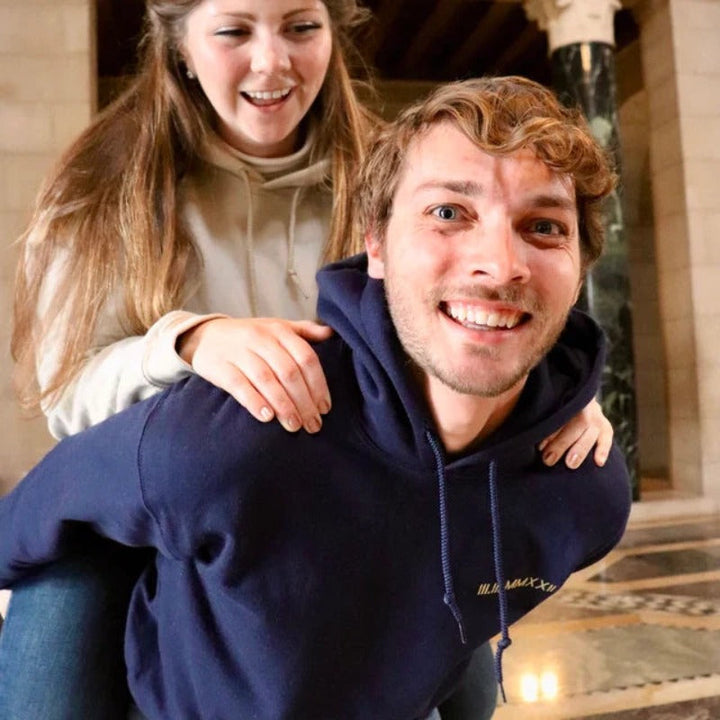 Gepersonaliseerde hoodie voor koppels, vereeuwig jullie liefde in stijl.