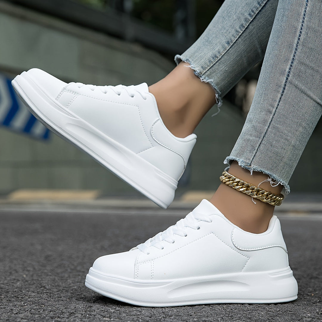 Witte dames sneakers met een comfortabele pasvorm, ideaal voor lange wandelingen.