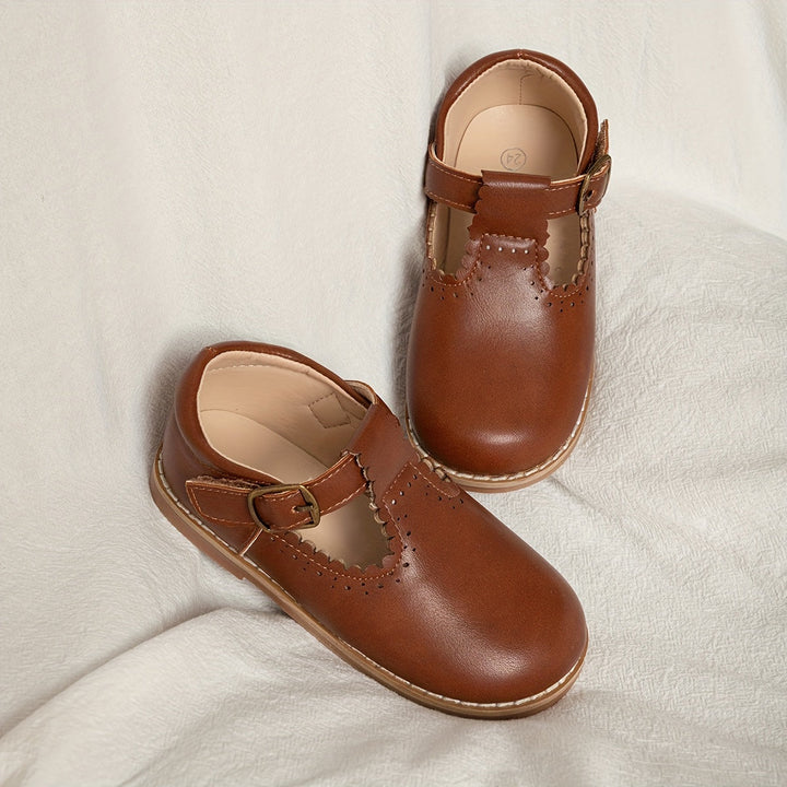 Gesp detail op vintage platte meisjes schoenen, functioneel en stijlvol, ideaal voor kinderschoenen.