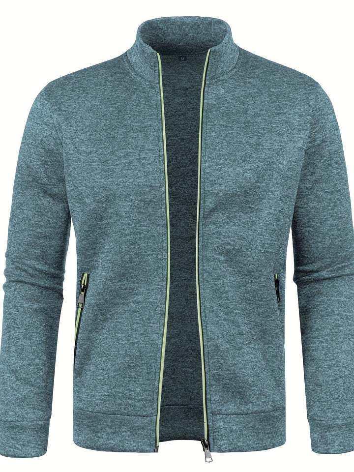 Man draagt casual een comfortabel herenvest met rits. Ideaal voor een relaxte, stijlvolle look.