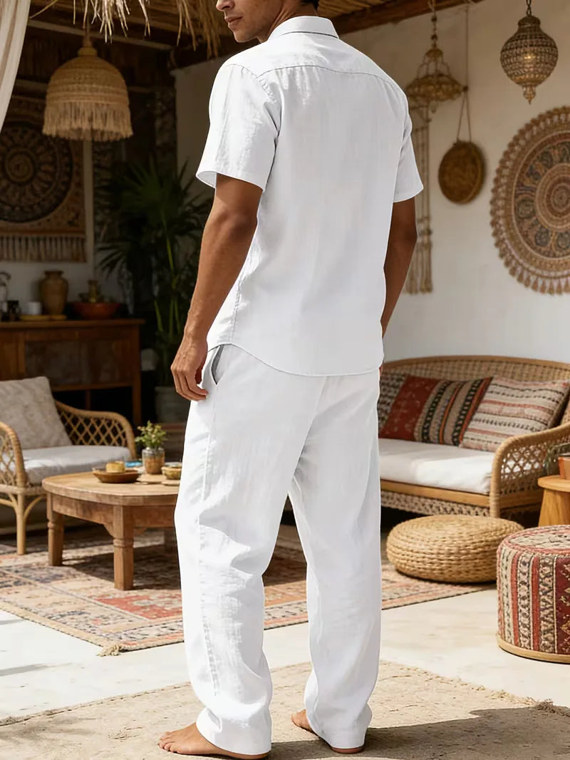 Tweedelige heren casual kledingset, perfect voor warme zomeravonden. Shirt met V-hals & wijde broek.
