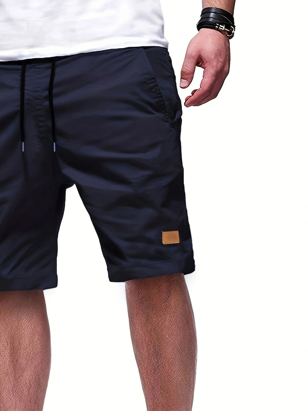 Herenmode: een chique korte broek met trekkoord en strakke snit. Combineert comfort met moderne stijl.