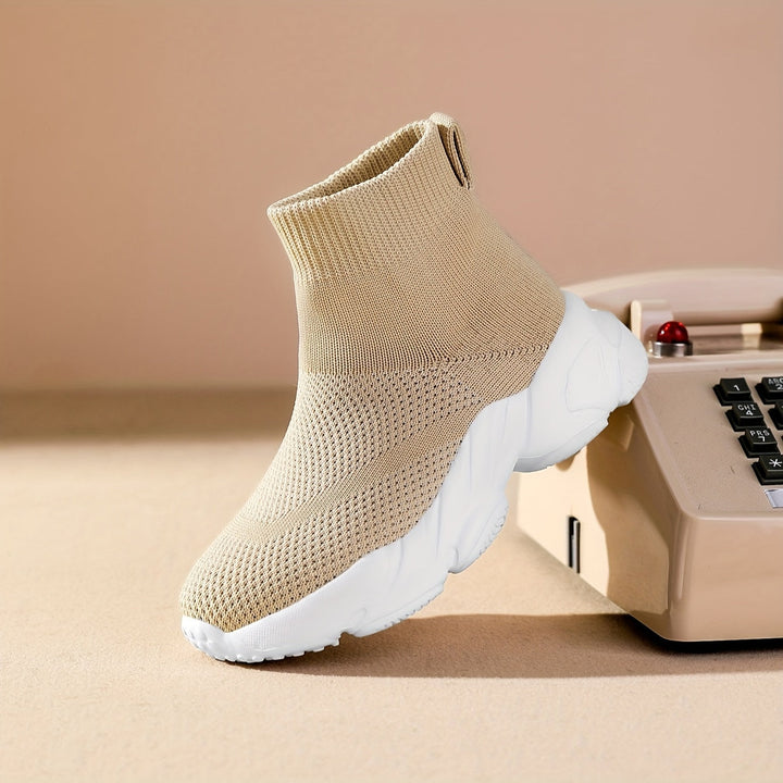 Jongen draagt stoere ademende sokschoenen; instapmodel en comfortabel voor actieve dagen.