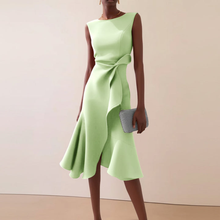 Vrouw draagt luchtige mouwloze midi-jurk met strik, ideaal voor zomerse dagen. Comfortabele en elegante damesjurk.