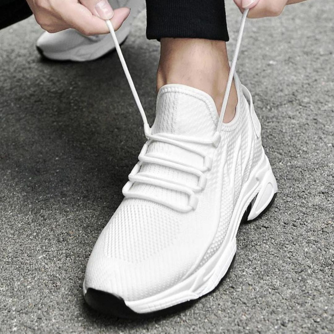 De zool van zwarte heren sneakers, toont discrete hoogteverhoging en modern design. Comfortabele veterschoenen.