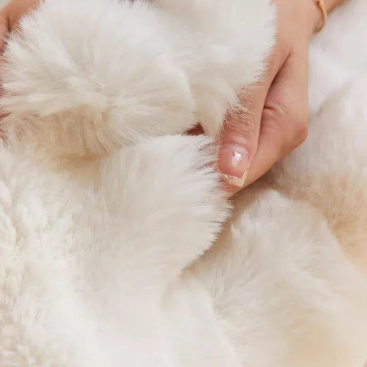 Opgevouwen luxe SnuggleFur deken; zacht faux bont plaid als stijlvolle decoratie of warmtebron voor interieur.