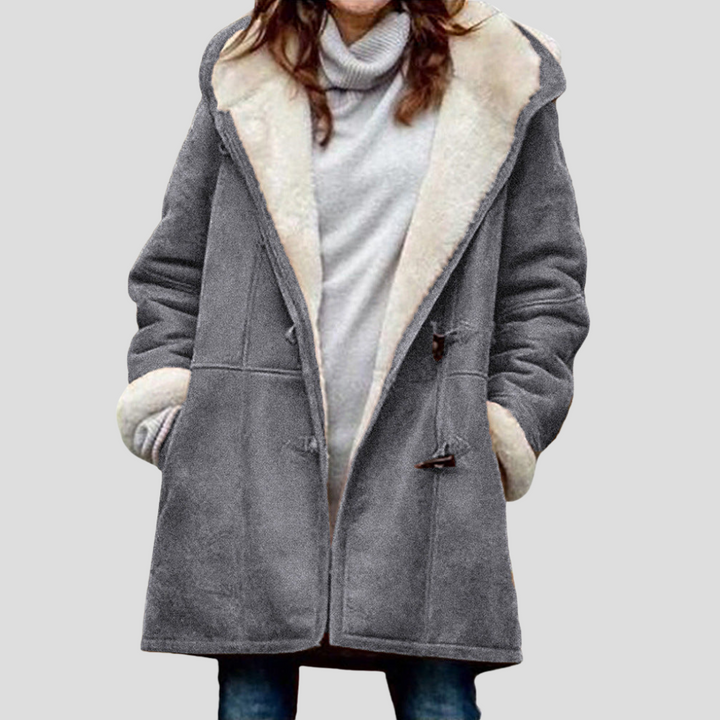 Comfortabele bruine damesjas met opstaande kraag, een essentieel kledingstuk voor de lente en herfst.