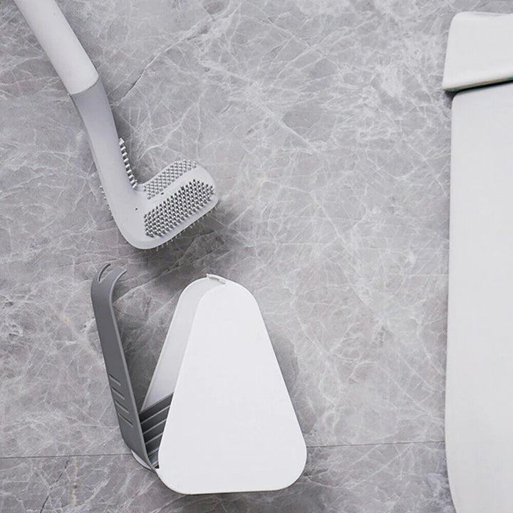 De SmartBrush in zijn compacte houder, boorvrij aan de muur gemonteerd voor een opgeruimd en hygiënisch toilet.