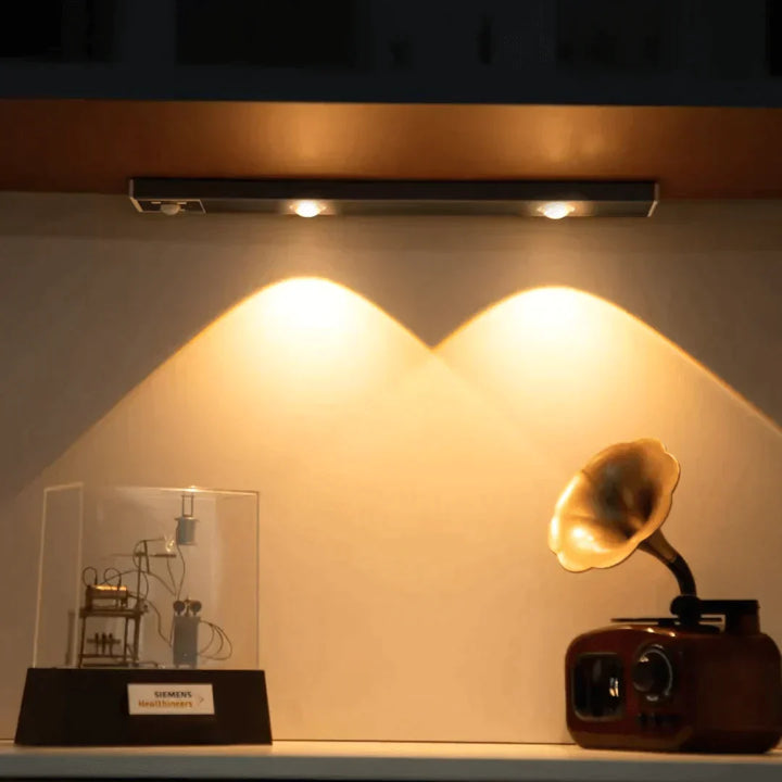 Praktische draadloze LED nachtlamp met bewegingssensor; automatische verlichting voor extra veiligheid en comfort.