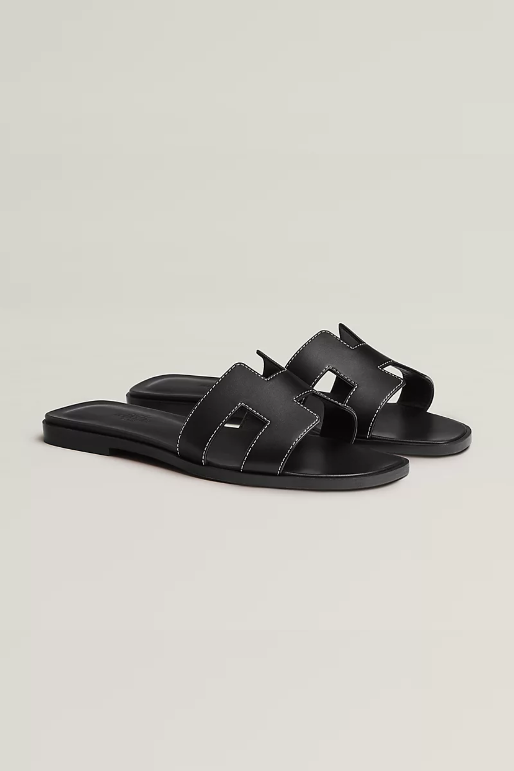 Detail van stijlvolle dames zomer slipper; een platte modieuze schoen, comfortabel en elegant.