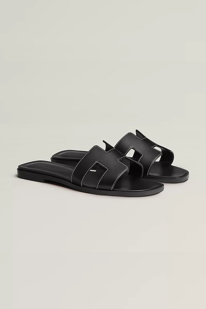 Detail van stijlvolle dames zomer slipper; een platte modieuze schoen, comfortabel en elegant.