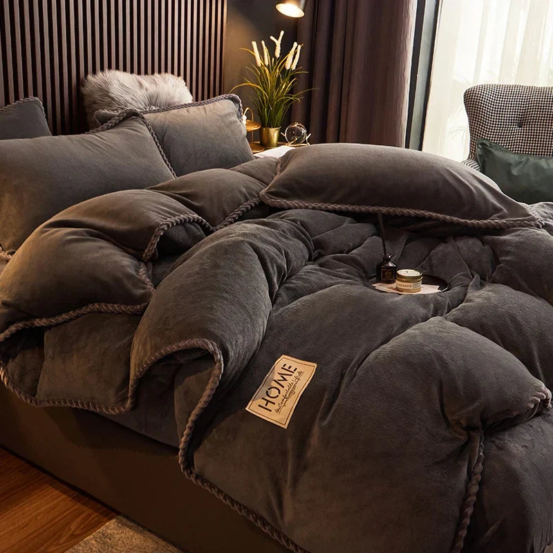 Geniet van warmte en comfort met deze luxe fluwelen fleece dekbedovertrekset. Ideaal zacht beddengoed voor de winter.