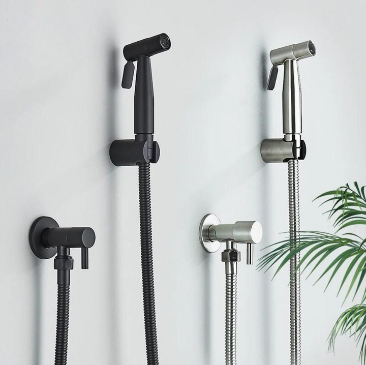 Bidet sproeier voor hygiënische reiniging in uw badkamer, essentieel voor frisheid.