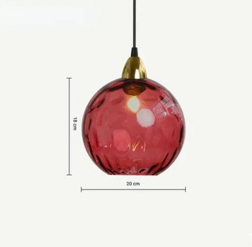 Glazen bol hanglamp als centraal punt in een modern interieur, elegante plafondlamp.