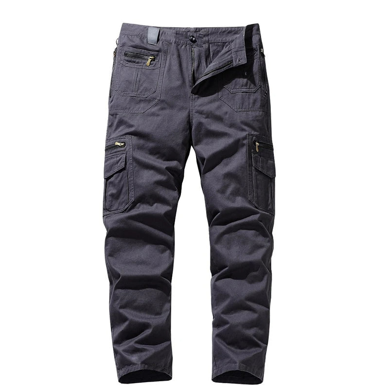 Legergroene outdoor cargo broek voor heren, duurzaam en multifunctioneel voor avontuur.