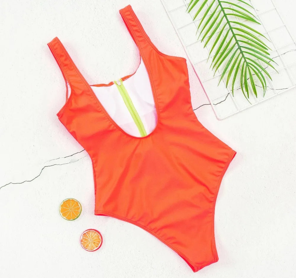 Dames badpak met rits, combineert functionaliteit met een glamoureuze en trendy look.
