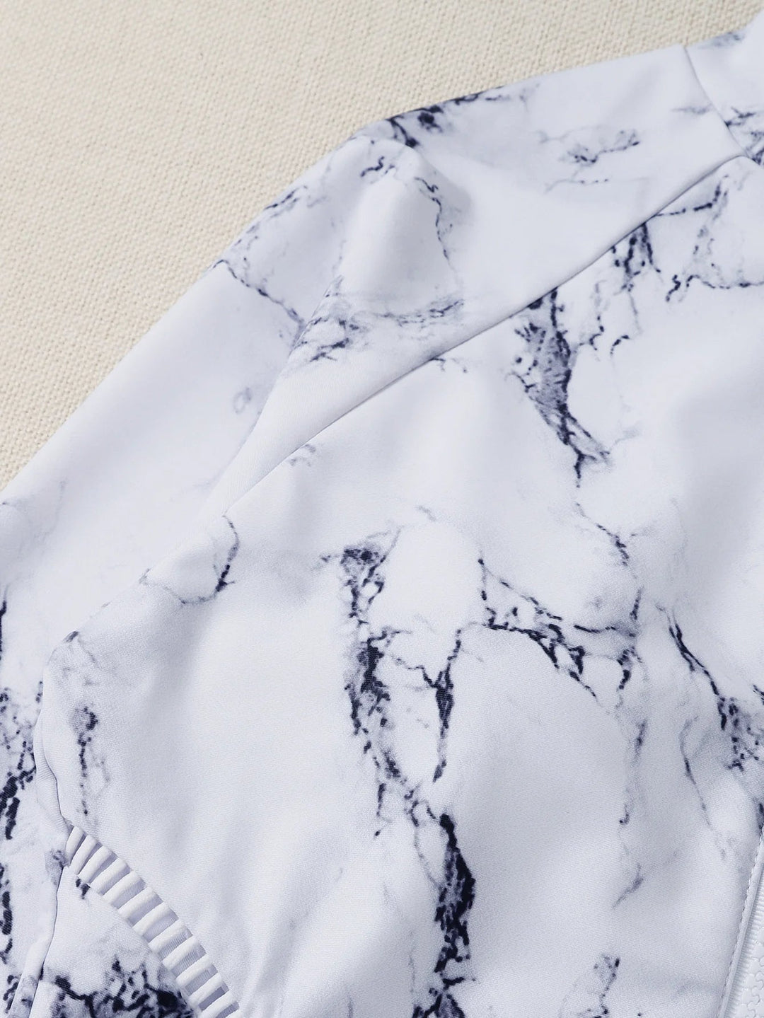 Zomerse badmode: dames badpak met lange mouwen, trendy en functioneel voor een actieve levensstijl.
