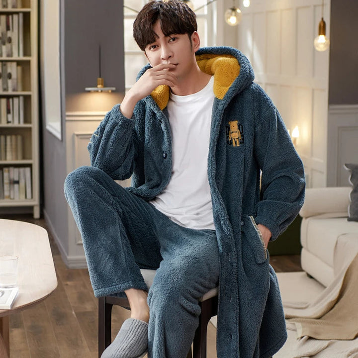 Close-up van de zachte flanellen stof van een comfortabele heren badjas. Ultieme winterkleding en homewear.