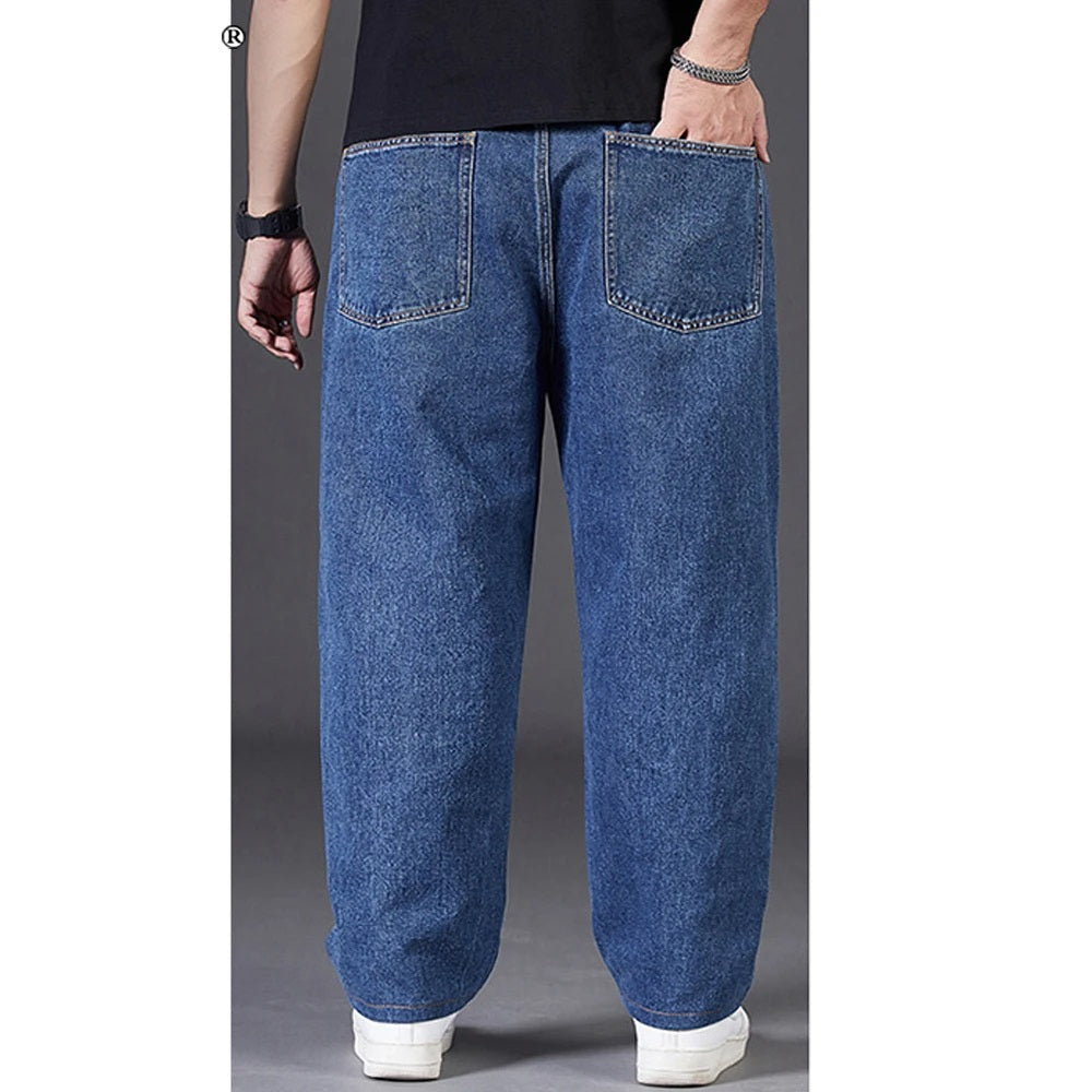 Mannen grote maten jeans met wijde pijpen gestyled als stedelijke, casual outfit. Comfortabele herenbroek.