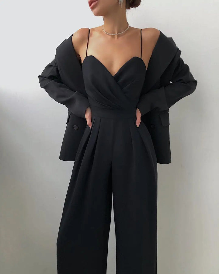Zwarte Hoymans dames jumpsuit, mouwloos met wijde pijpen en elegante v-hals; ideaal voor zomerse dagen.