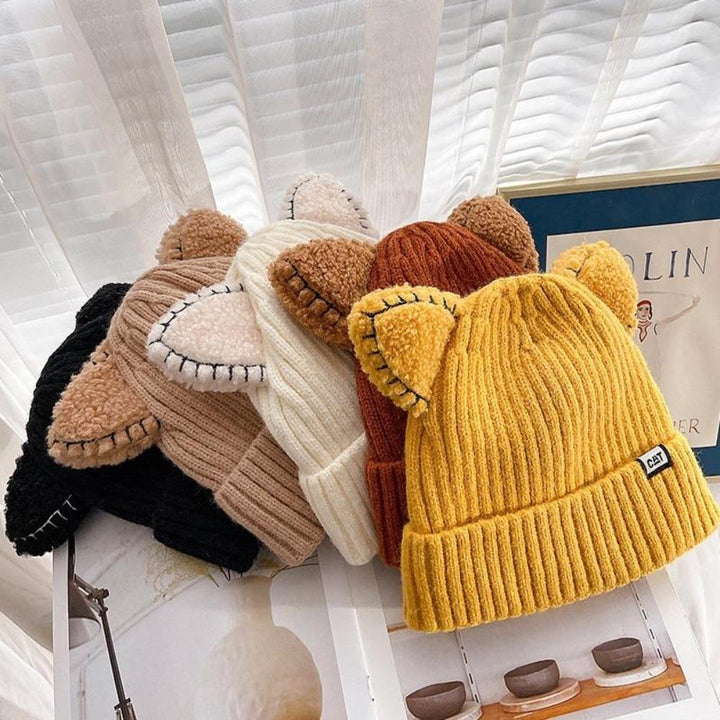 Geniet van de winter met deze warme unisex gebreide muts met kattenoren, een trendy en comfortabel hoofddeksel.