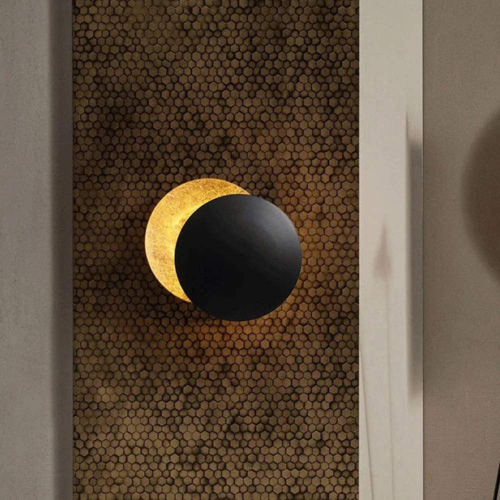 LED wandlamp Lunora met sfeervolle maangloed, ideaal voor modern interieur en ontspannen sfeer.